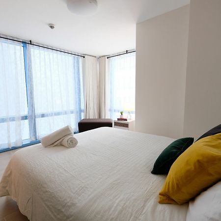 Csuites At Two Central Residences Makati City Esterno foto