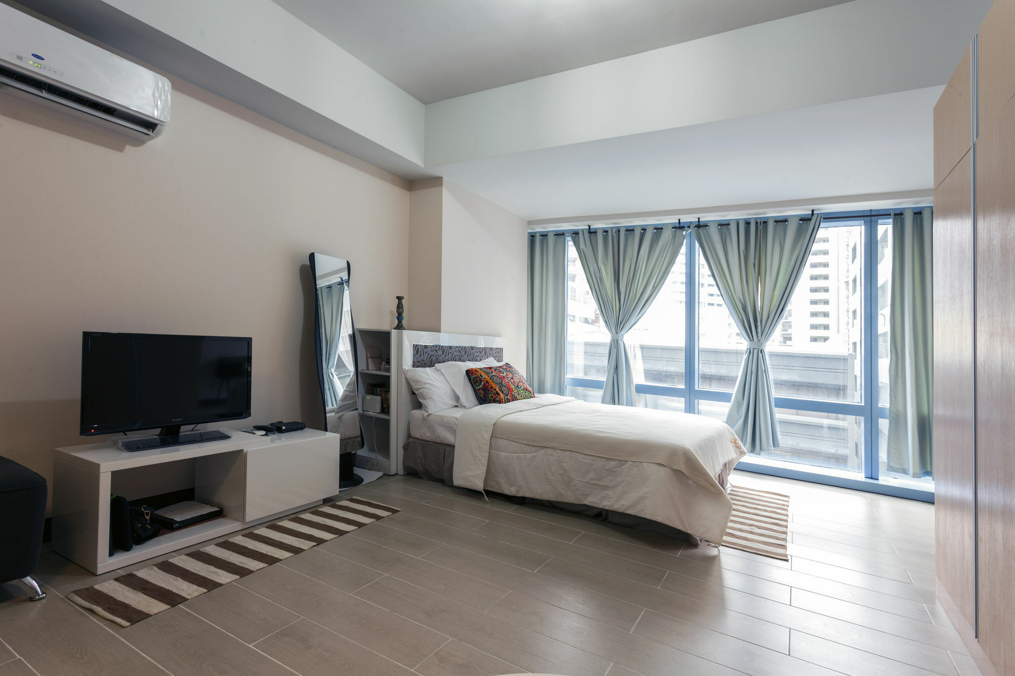Csuites At Two Central Residences Makati City Esterno foto