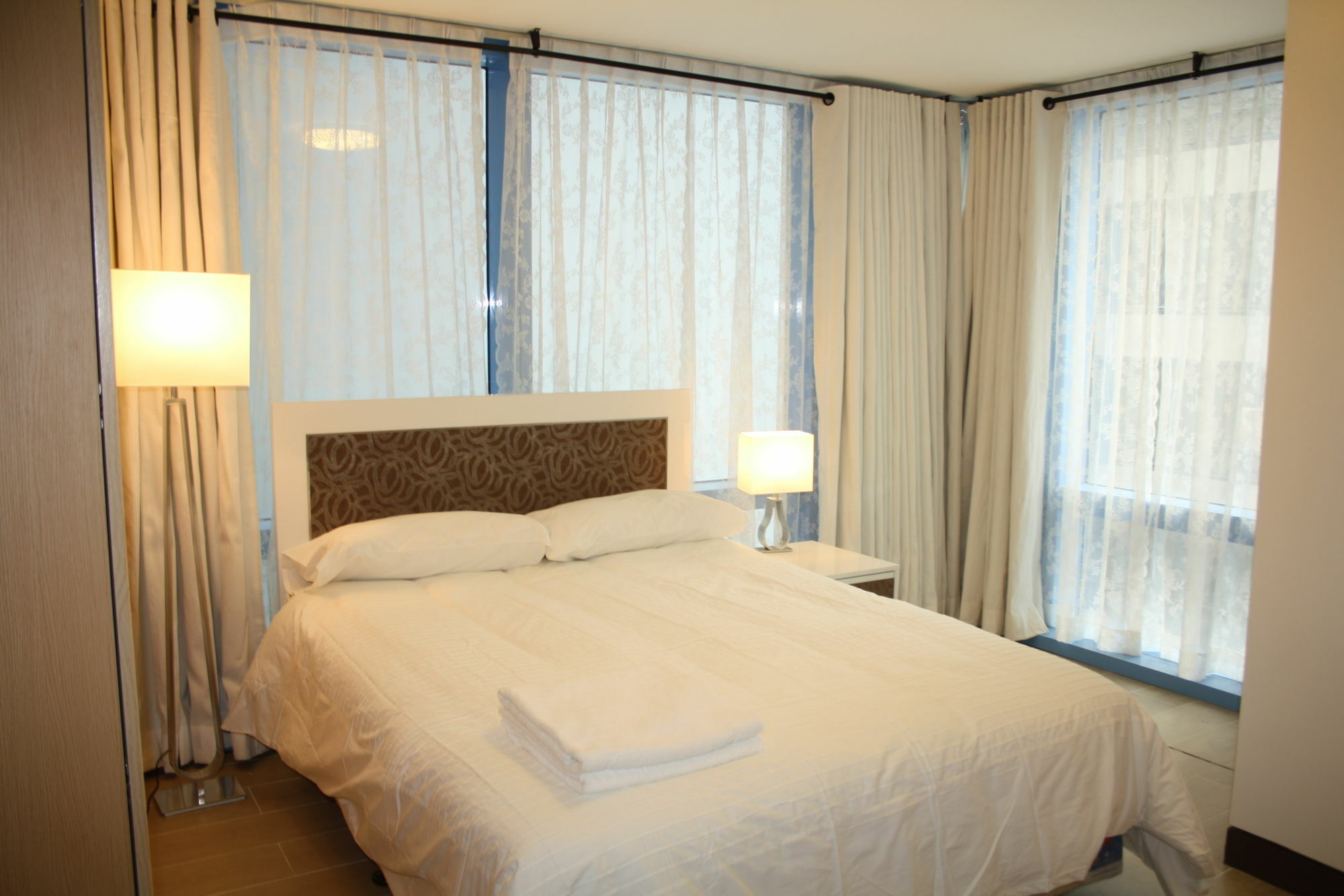Csuites At Two Central Residences Makati City Esterno foto