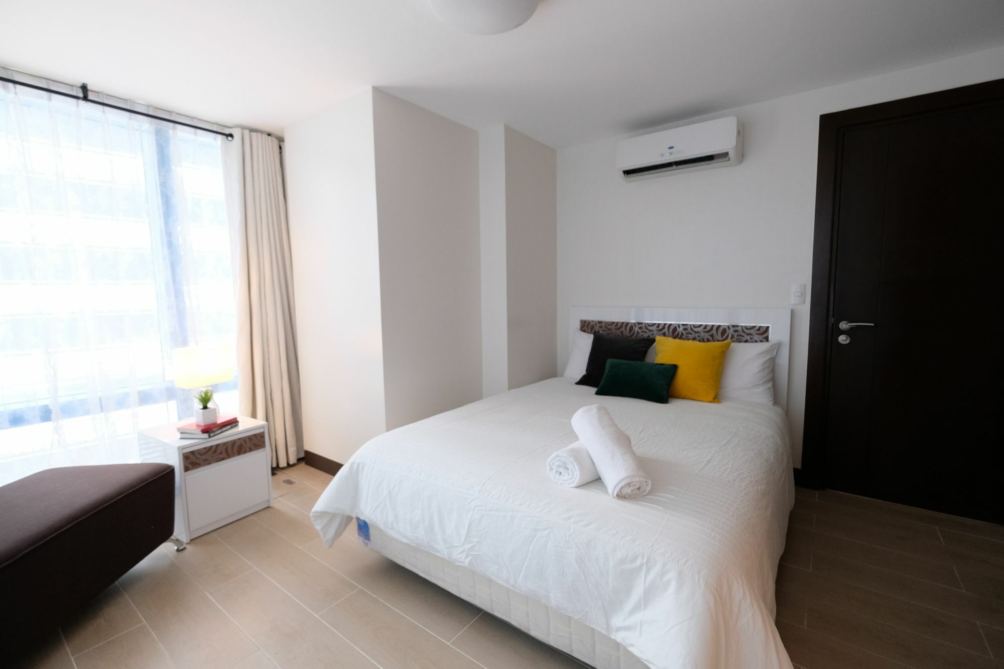 Csuites At Two Central Residences Makati City Esterno foto