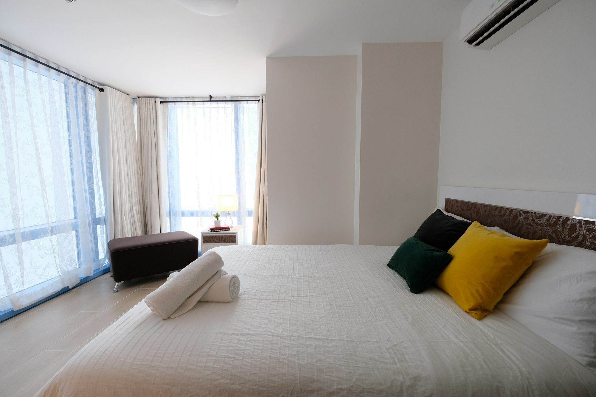 Csuites At Two Central Residences Makati City Esterno foto