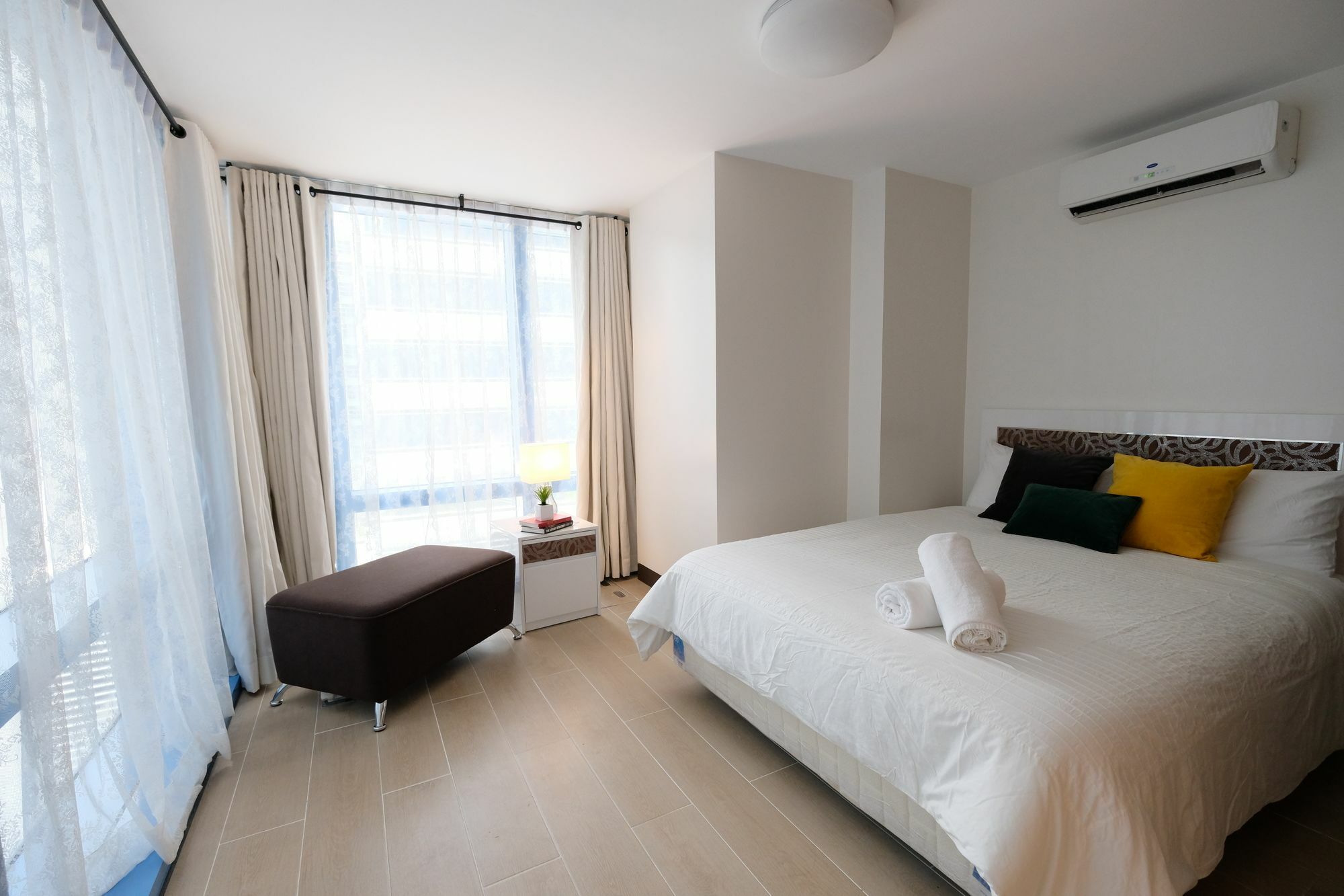 Csuites At Two Central Residences Makati City Esterno foto