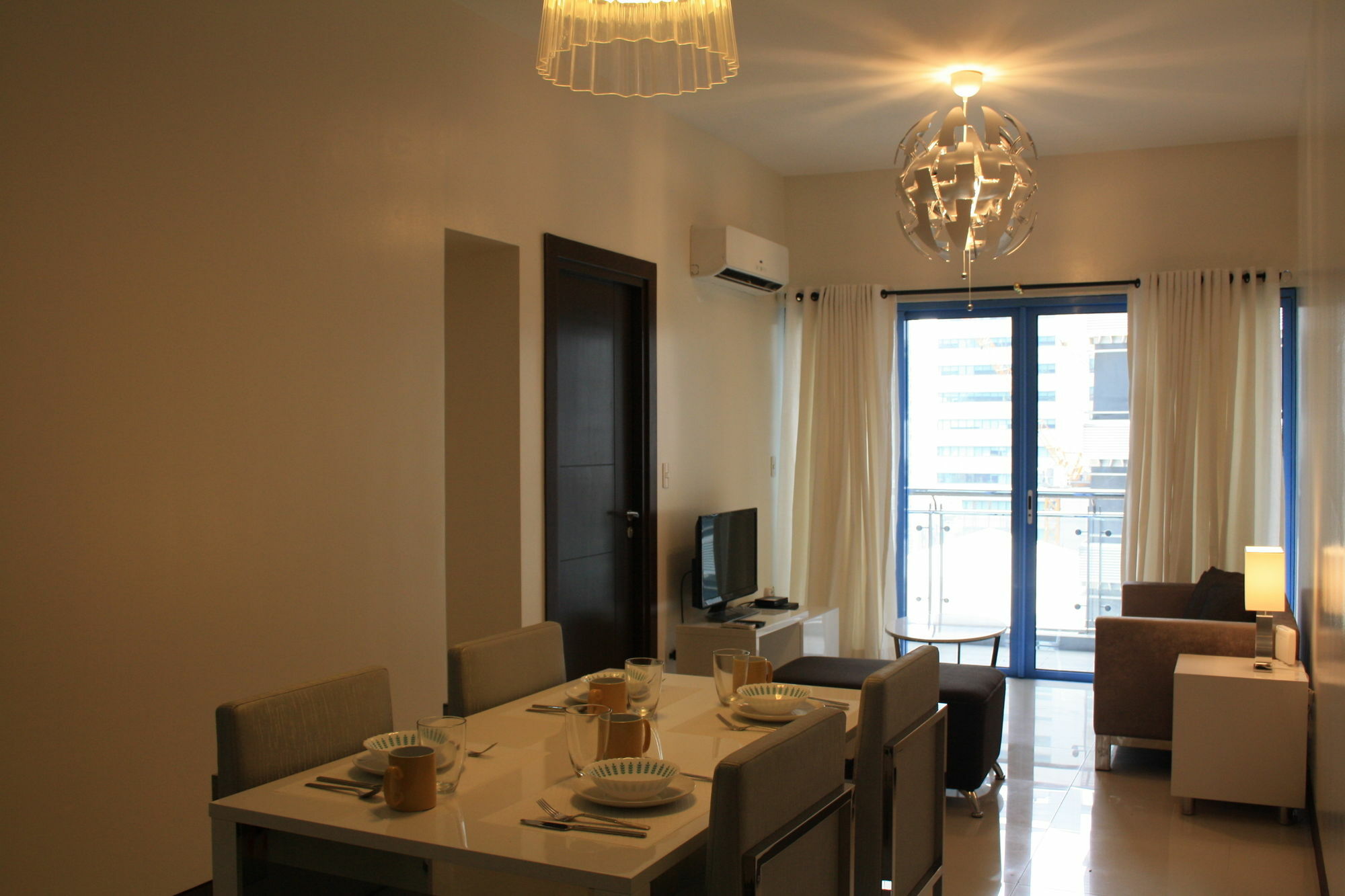 Csuites At Two Central Residences Makati City Esterno foto